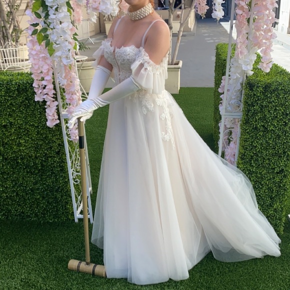 White floor length gown with cold shoulder sleeves and a train
Size 6 - Picture 2 of 7